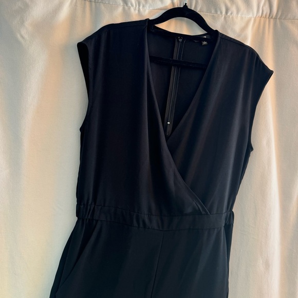 UNIQLO- Black V-Neck Wide Leg Short Sleeve jumper - Picture 6 of 9